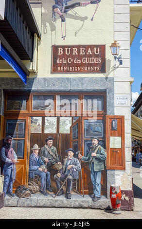 La compagnie des Guides dipinto murale nella cittadina francese di Chamonix. Foto Stock