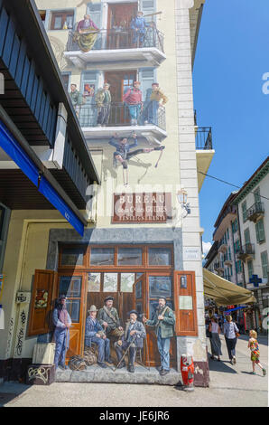 La compagnie des Guides dipinto murale nella cittadina francese di Chamonix. Foto Stock