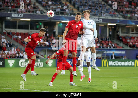 L'Inghilterra del Alfie Mawson (destra) e della Polonia Jaroslaw Jach battaglia per la sfera durante la UEFA Europei Under-21 campionato, Gruppo a corrispondere al Kolporter Arena, Kielce. Foto Stock