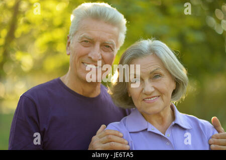 Coppia senior avvolgente Foto Stock