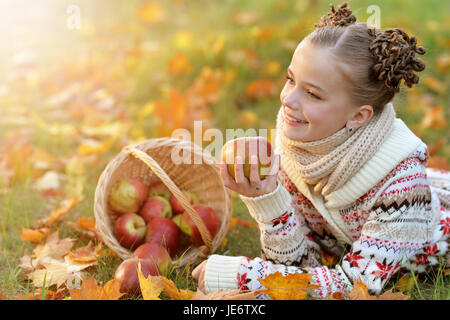 Bambina giacente su erba verde Foto Stock