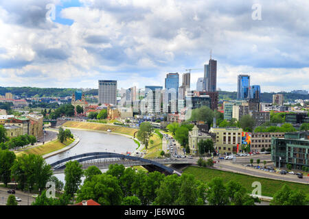 Vista dalla collina del castello per la parte moderna della città di Vilnius, Lituania, Paesi Baltici Foto Stock