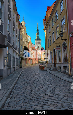 Vista del Municipio di una delle vie del centro storico di Tallinn, Estonia, Stati Baltici Foto Stock