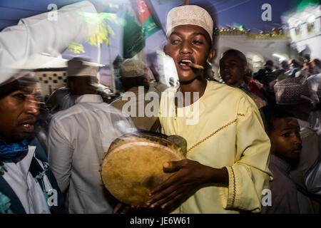 I musulmani partecipare alla processione Zefe durante serate dei Maulidi, la nascita del profeta Maometto, nella parte anteriore della moschea Riada,l'isola di Lamu, Kenya, Africa orientale Foto Stock