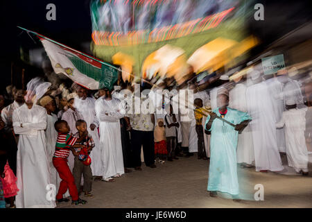 I musulmani partecipare alla processione Zefe durante serate dei Maulidi, la nascita del profeta Maometto, nella parte anteriore della moschea Riada,l'isola di Lamu, Kenya, Africa orientale Foto Stock