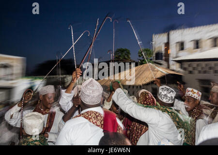 I musulmani partecipare alla processione Zefe durante serate dei Maulidi, la nascita del profeta Maometto, nella parte anteriore della moschea Riada,l'isola di Lamu, Kenya, Africa orientale Foto Stock