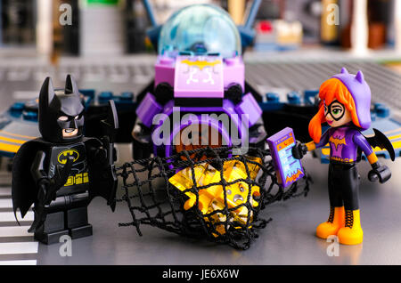 Tambov, Federazione Russa - Marzo 04, 2017 Lego DC Super Hero mondo delle ragazze. Batman minifigure con batarangs e Batgirl mini-doll figura con mobile Foto Stock