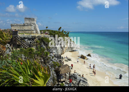 Messico, Tulum, sito di rovina, storiche rovine Maya, mare, spiaggia, il tempio di El Castillo, Foto Stock