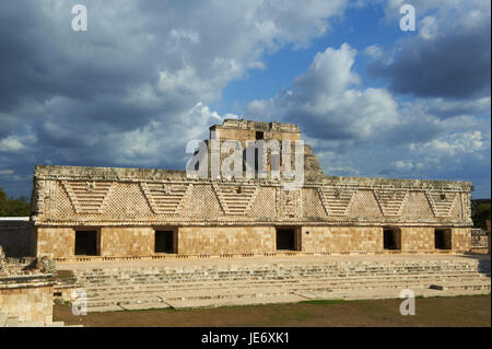 Messico, Yucatan, Uxmal, rovina sito Maya di cultura, patrimonio mondiale dell'UNESCO, la piramide del mago, Cuadrangulo de leggere Monjas, monacale del quadrangolo, Foto Stock