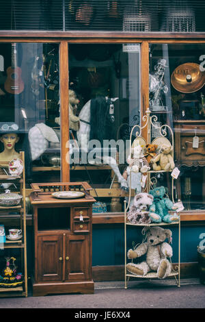 Negozio di antiquariato display anteriore in Upton-su-Severn, Worcestershire, Inghilterra. Antique filtro applicato Foto Stock