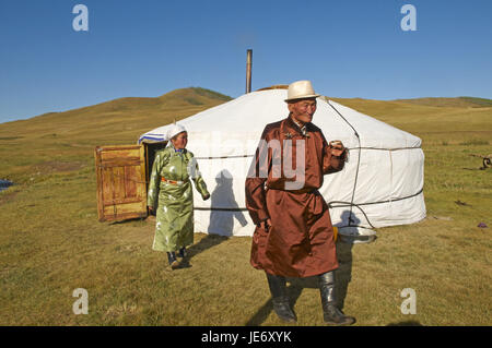 In Mongolia e in Asia centrale, provincia Arkhangai, nomade in abiti tradizionali prima di lei Jurte, Foto Stock