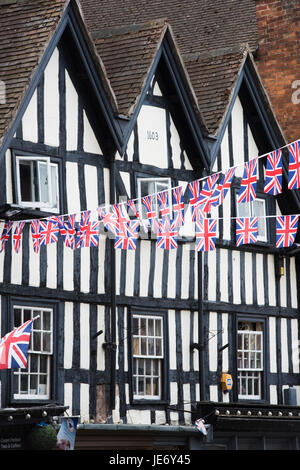 Unione jack bunting in Upton-su-Severn, Worcestershire, Inghilterra Foto Stock