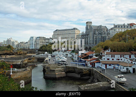 Sainte-Eugenie chiesa e il Port des Pecheurs, Biarritz, Francia Foto Stock