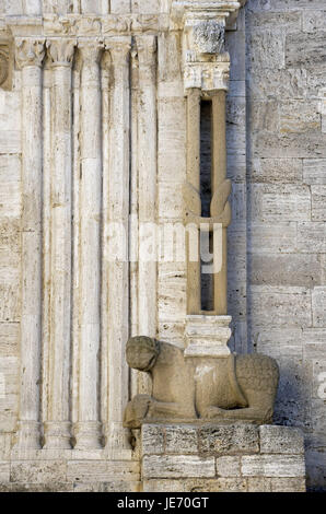 L'Italia, Europa, Toscana, Val d'Orcia, San Quirico d'Orcia AE, portale romanico dal garage Giovanni Pisanos, Foto Stock