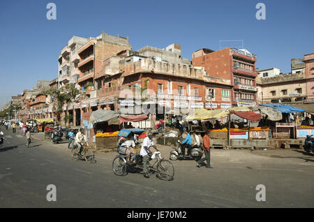 India Rajasthan, Jaipur, città vecchia, rickshas, ciclomotore riders, pedoni, Foto Stock