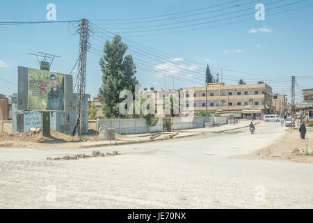 I cartelloni pubblicitari curdo il Partito Rivoluzionario in curdo area controllata di Hasakeh, Siria. Foto Stock