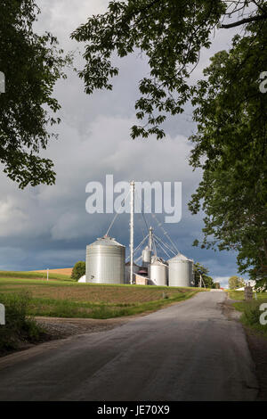 Penn Run, Pennsylvania - grano deposito bidoni in una fattoria indiana County. Foto Stock