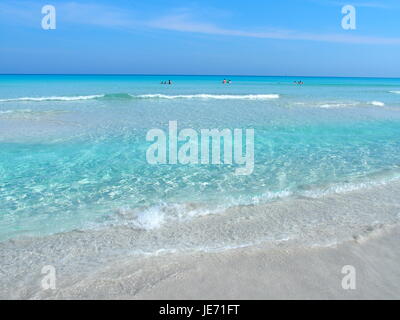 Spiaggia di sabbia a mare dei Caraibi nella città di Varadero a Cuba con acqua chiara sul mare paesaggio e palme esotiche e alberi e cielo blu chiaro nel 2017. Foto Stock