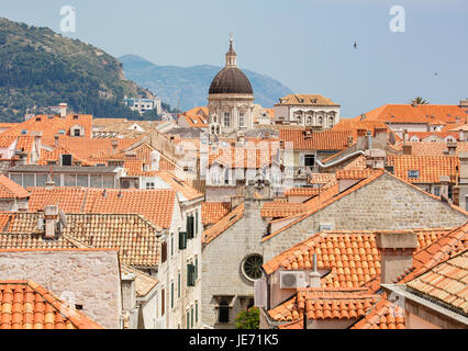 Vista dalle massicce mura difensive che racchiude la bella dal tetto rosso medievale della città di Dubrovnik, sulla costa dalmata della Croazia Foto Stock