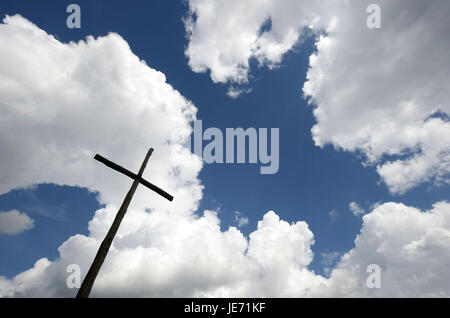 L'Italia, Toscana, Casentino, chiostro di La Verna, croce di legno sotto il cielo libero, Foto Stock