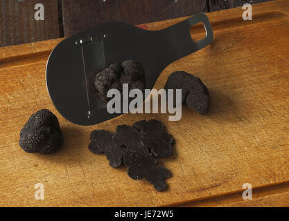 Il Perigord Tartufo Il tartufo nero, tuber melanosporum, funghi tritati, sottili fette, Foto Stock