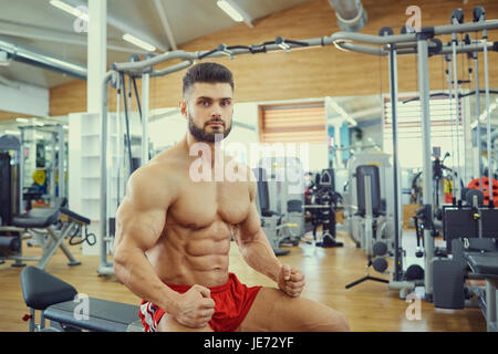 Ritratto di un culturista maschio in palestra Foto Stock