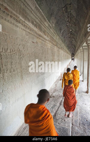 Cambogia Siem Reap, Angkor Wat, monaci, a piedi, a parete, note di grazia, rilievi, rappresentazione, le scene del Ramayana epico, Foto Stock