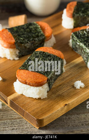 Le sane Musubi riso e carne panino da Hawaii Foto Stock