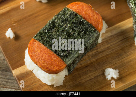 Le sane Musubi riso e carne panino da Hawaii Foto Stock