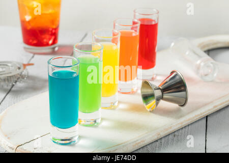 Colorato Rainbow alcolica scatti pronta da bere Foto Stock