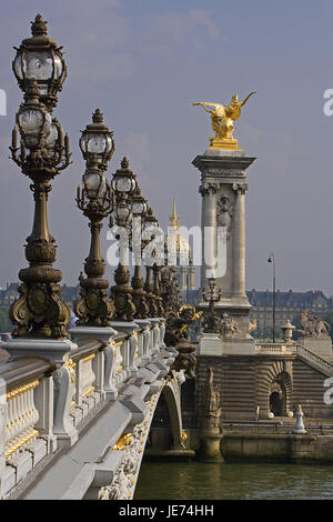 Francia, Parigi, Pont Alexandre III, turistico, non valido la cattedrale, la sua capitale, ponte ponte arcuato, lanterne, pilastri, sculture, statue, chiesa, edificio, struttura, architettura, luogo di interesse, destinazione, turismo, sul fiume Foto Stock