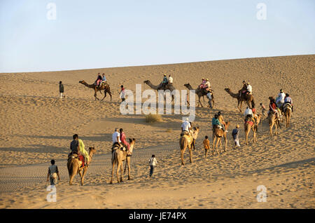 India Rajasthan, regione di Jaisalmer, deserto di Thar, dune di Khuri, camel caravan con i turisti, Foto Stock