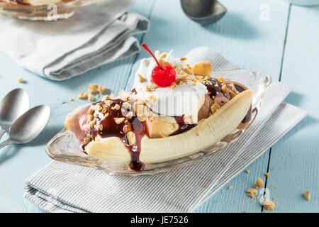 Dolci fatti in casa Banana Split con gelato alla vaniglia cioccolato gelato alla fragola Foto Stock