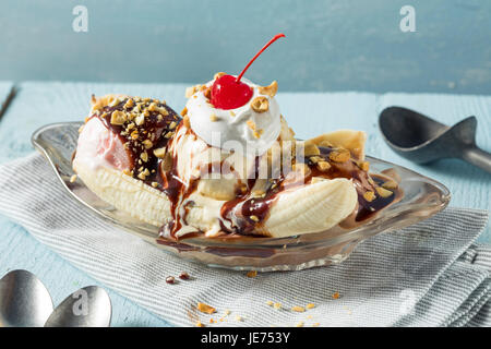 Dolci fatti in casa Banana Split con gelato alla vaniglia cioccolato gelato alla fragola Foto Stock