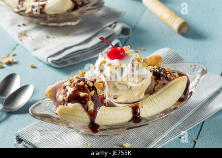 Dolci fatti in casa Banana Split con gelato alla vaniglia cioccolato gelato alla fragola Foto Stock