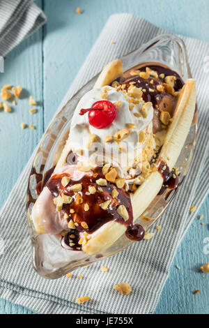 Dolci fatti in casa Banana Split con gelato alla vaniglia cioccolato gelato alla fragola Foto Stock