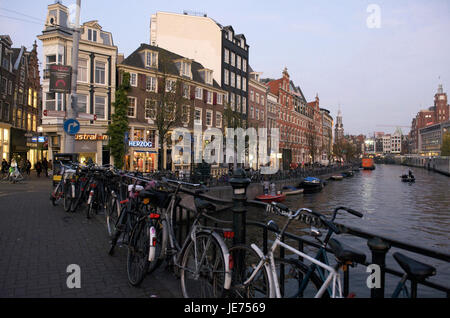 Holland, Paesi Bassi, Amsterdam, biciclette in un ponte, Foto Stock