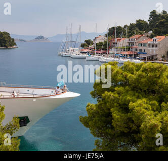 Due persone rilassatevi sulla prua di un grande oceano andando nel porto di Pomena sull isola di Mljet in Croazia Foto Stock