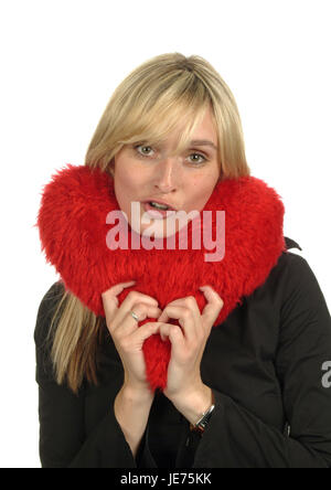 Giovane donna detiene il rosso cuore di peluche, Foto Stock
