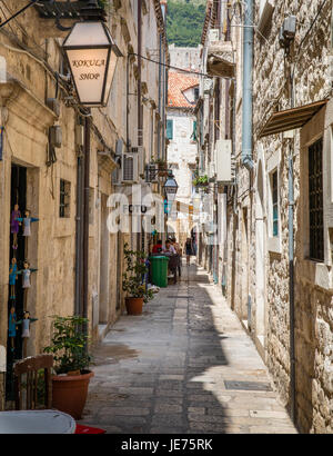 Strada stretta nella Città Vecchia di Dubovnik sulla costa dalmata della Croazia Foto Stock