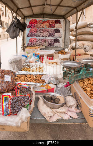Carrello alimentare la vendita di frutta secca e i biscotti sulla strada di Hasakah, Siria. Foto Stock