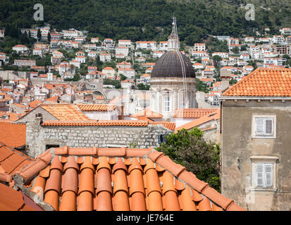 Vista dalle massicce mura difensive che racchiude la bella dal tetto rosso medievale della città di Dubrovnik, sulla costa dalmata della Croazia Foto Stock