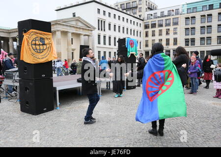 Berlino, Germania, 8 Aprile 2015: Rally internazionale di Roma giornata presso la Porta di Brandeburgo. Foto Stock