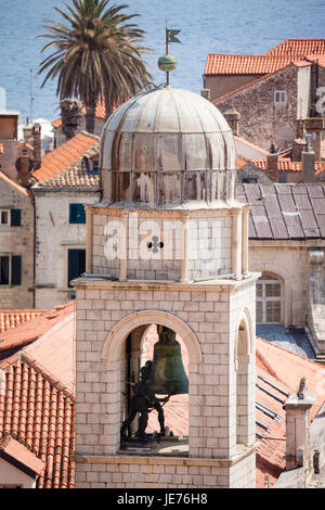 Torre Campanaria di suonare le ore sulla città medievale di Dubrovnik, sulla costa dalmata della Croazia Foto Stock