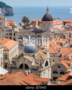 Vista dalle massicce mura difensive che racchiude la bella dal tetto rosso medievale della città di Dubrovnik, sulla costa dalmata della Croazia Foto Stock