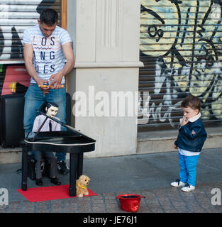 Street performer con fantoccio pianista e cane con un pubblico affascinato Bilboa nel nord della Spagna Foto Stock