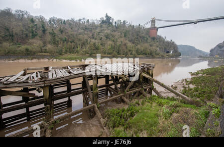 Derelitti resti di vecchi ocean liner pontile Hotwells sotto il ponte sospeso di Clifton a Bristol REGNO UNITO Foto Stock