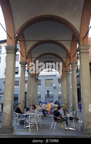 L'Italia, Toscana, Firenze, Piazza dei Ciompi, loggia del Pesce, colonnato con street cafe Foto Stock