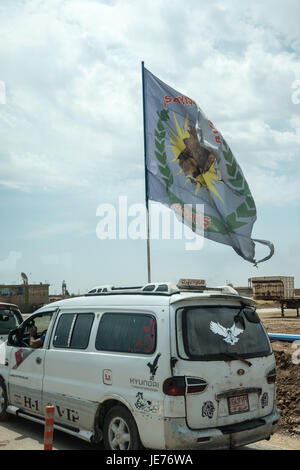 Checkpoint curda con la bandiera del YPG, Curdo Partito Rivoluzionario vicino Malkieh, Siria. Foto Stock