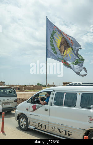 Checkpoint curda con la bandiera del YPG, Curdo Partito Rivoluzionario vicino Malkieh, Siria. Foto Stock